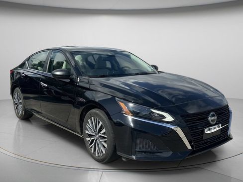 Used 2025 Nissan Altima 2.5 SV FWD image 1