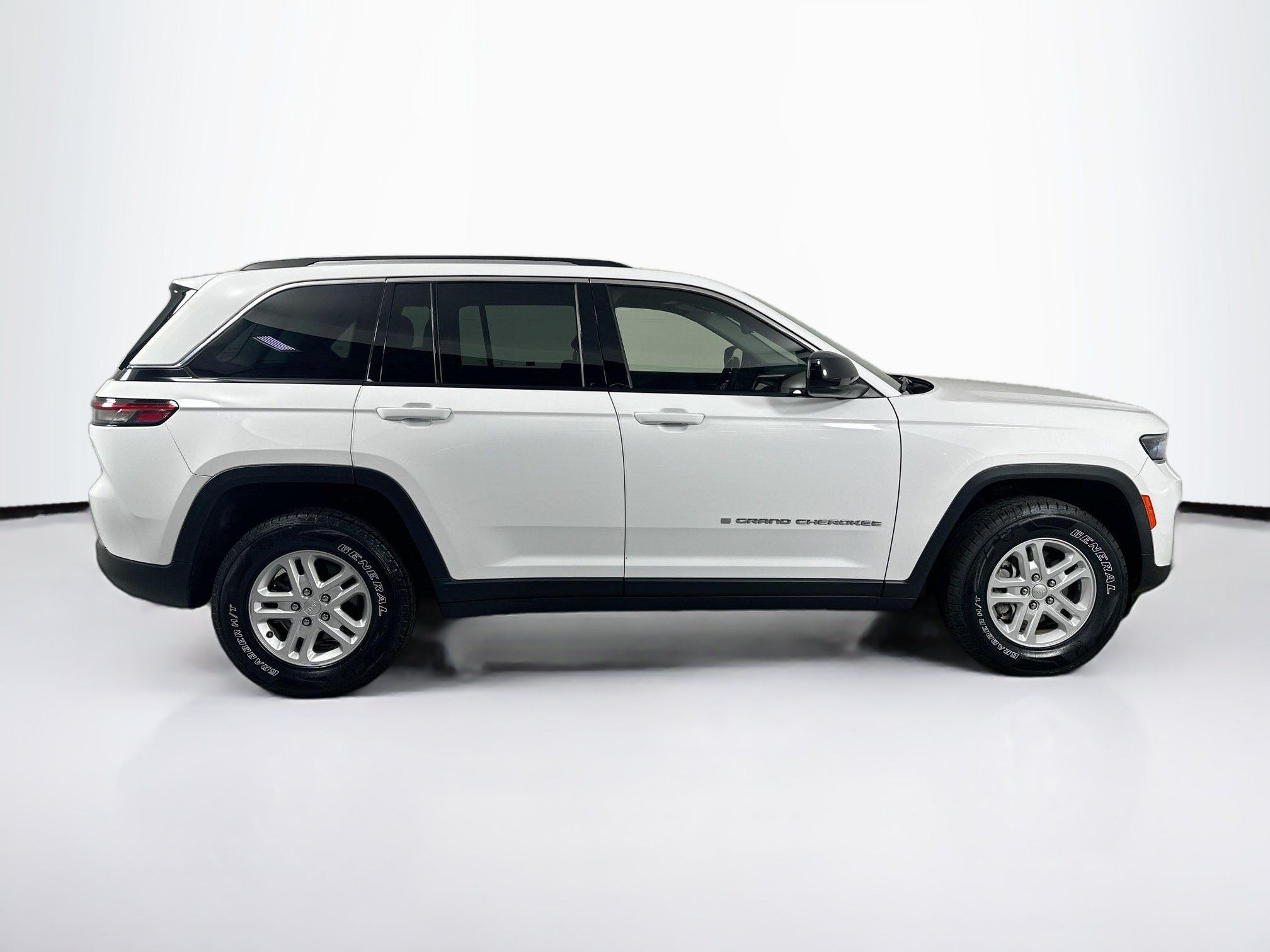 Used 2023 Jeep Grand Cherokee Laredo AWD/4WD image 4