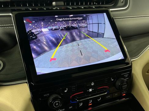 Used 2024 Jeep Grand Cherokee Limited w/ Black Appearance Package image 21