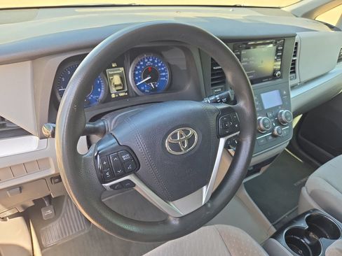 Used 2020 Toyota Sienna LE w/ Carpet Mat Package FWD image 10