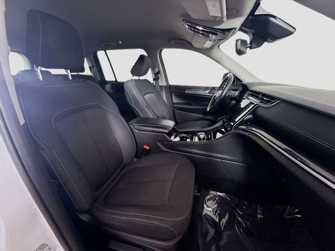 Used 2022 Jeep Grand Cherokee Laredo w/ Luxury Tech Group I image 29