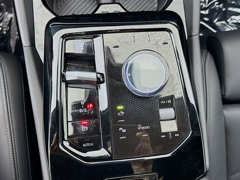 Used 2025 BMW 530i xDrive w/ Premium Package image 17