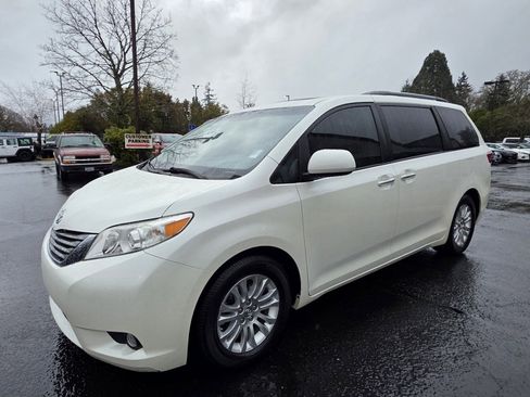 Used 2015 Toyota Sienna XLE w/ XLE Navigation Package FWD image 1