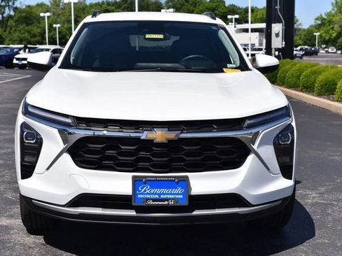 Used 2025 Chevrolet Trax LT w/ LT Convenience Package FWD image 4