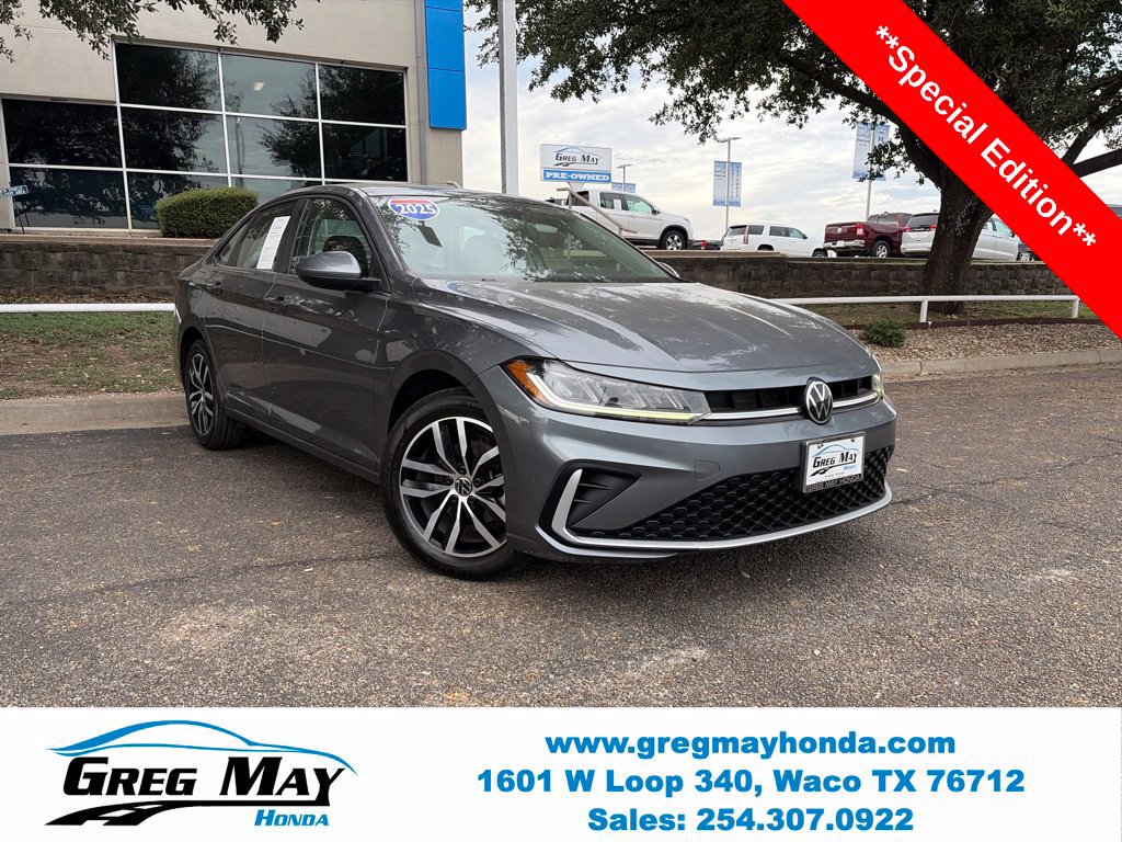 Used 2025 Volkswagen Jetta SE FWD image 1