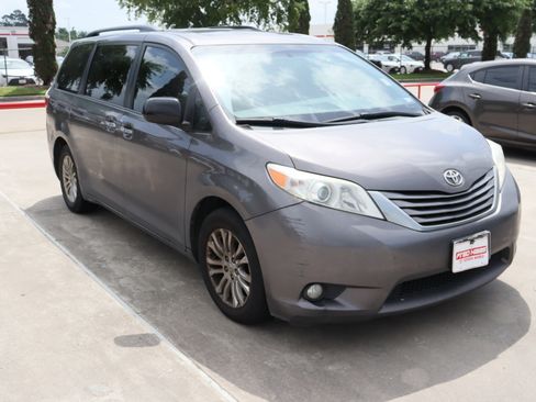 Used 2016 Toyota Sienna XLE w/ XLE Navigation Package image 2