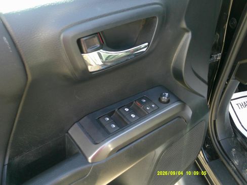 Used 2019 Toyota Tacoma TRD Sport AWD/4WD image 9