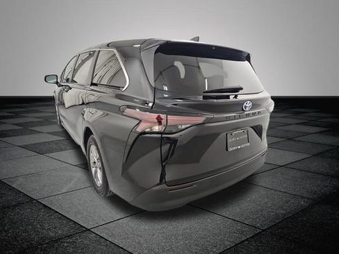 Used 2024 Toyota Sienna LE image 4