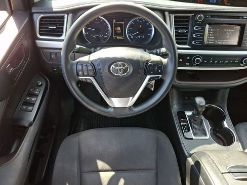 Used 2018 Toyota Highlander LE w/ Protection Package #3 AWD/4WD image 13