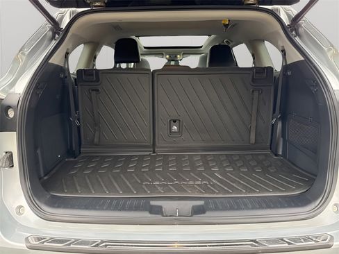 Used 2023 Toyota Highlander Limited image 18