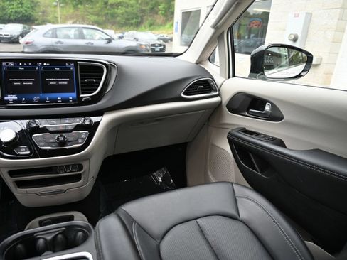 Used 2024 Chrysler Pacifica Touring-L FWD image 12