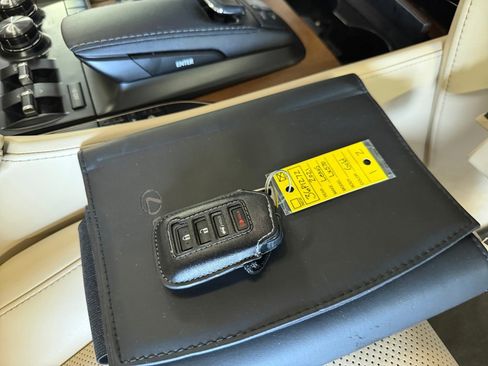 Used 2021 Lexus LX 570 4WD w/ Luxury Package image 38