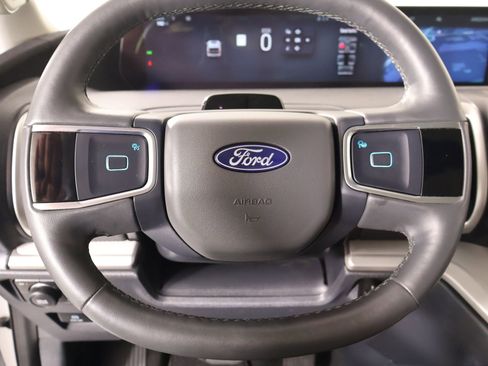 Used 2025 Ford Expedition Active AWD/4WD image 3