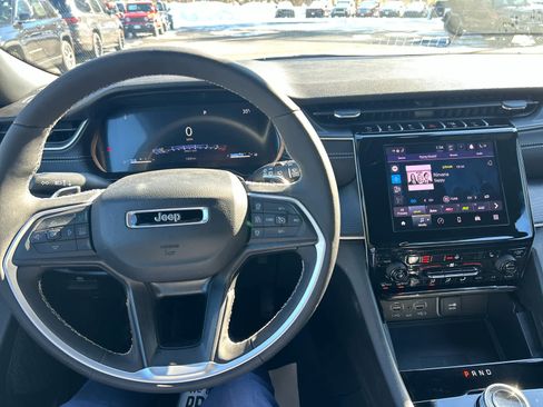 Used 2025 Jeep Grand Cherokee Altitude image 26