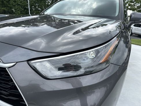 Used 2022 Toyota Highlander LE AWD/4WD image 6