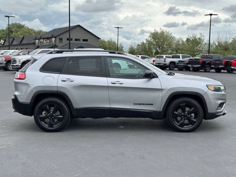 Used 2022 Jeep Cherokee Latitude Lux w/ Sun & Sound Group AWD/4WD image 9