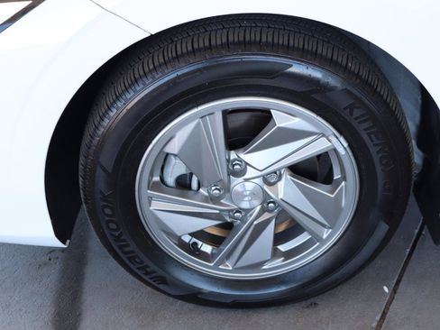 Used 2025 Hyundai Elantra SE image 41