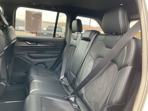 Used 2023 Jeep Grand Cherokee Altitude image 14