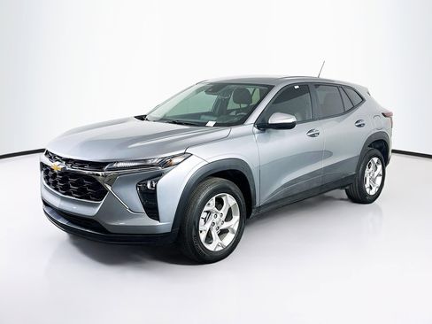 Used 2026 Chevrolet Trax LS w/ LS Convenience Package FWD image 3
