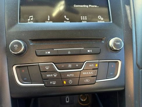 Used 2018 Ford Fusion SE w/ Equipment Group 201A FWD image 15