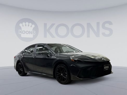 Used 2025 Toyota Camry SE image 14