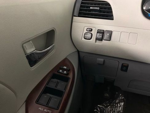Used 2014 Toyota Sienna XLE image 19