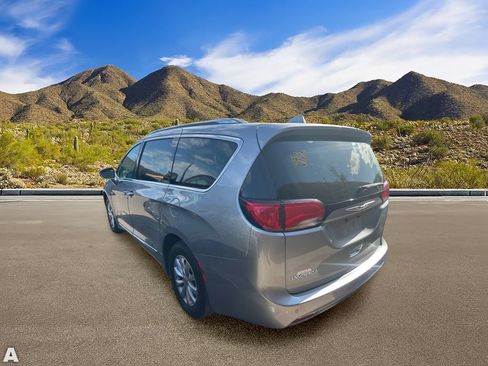 Used 2019 Chrysler Pacifica Touring-L FWD image 3
