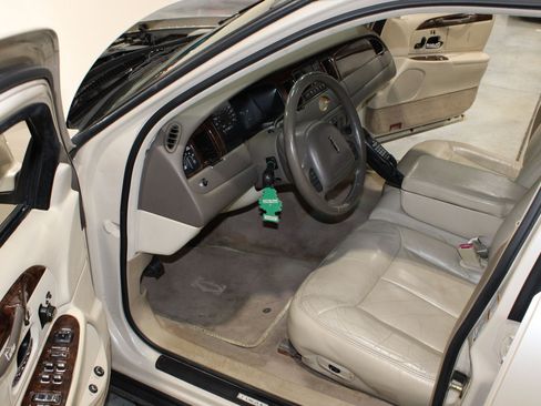 Used 1999 Lincoln Town Car Cartier RWD image 6