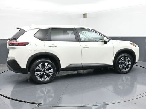 Used 2023 Nissan Rogue SV image 3