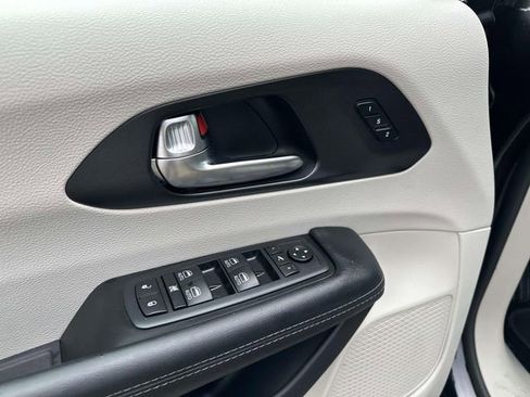 Used 2020 Chrysler Pacifica Limited FWD image 16