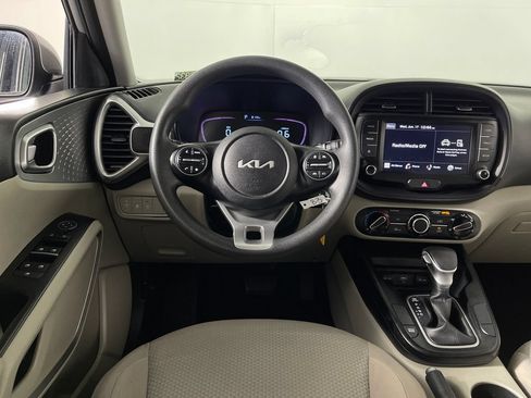 Used 2023 Kia Soul LX w/ LX Technology Package FWD image 16