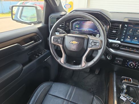 Used 2023 Chevrolet Silverado 1500 High Country w/ High Country Premium Package AWD/4WD image 8