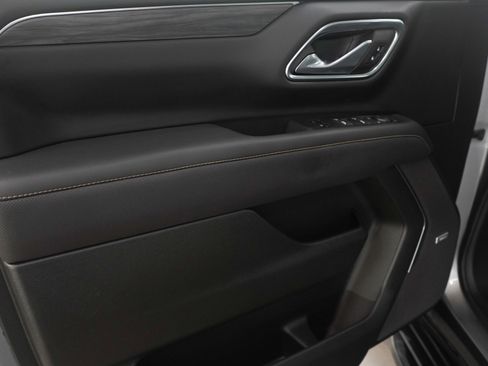 Used 2023 GMC Yukon XL SLT w/ SLT Premium Package image 17