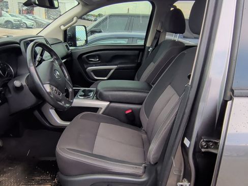 Used 2022 Nissan Titan SV w/ SV Convenience Package RWD image 9