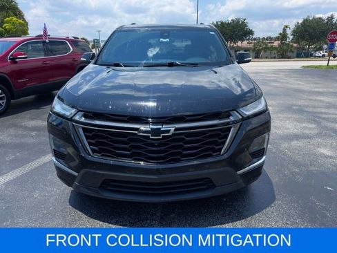 Used 2023 Chevrolet Traverse Premier FWD image 2