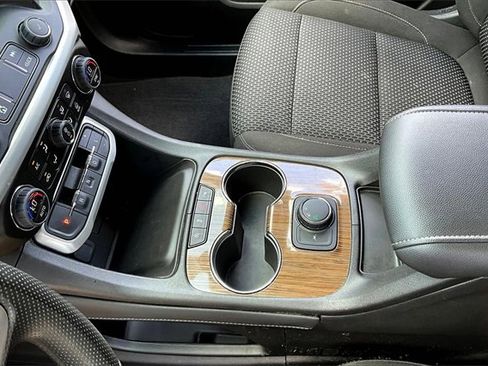 Used 2023 GMC Acadia SLE image 18