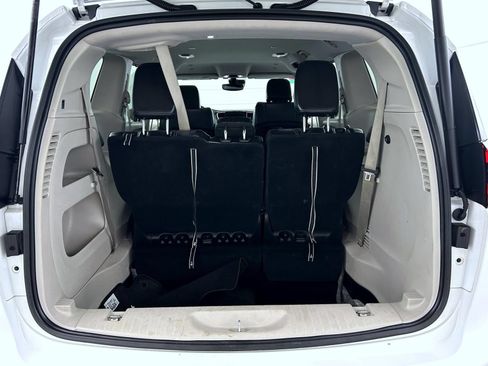 Used 2022 Chrysler Pacifica Touring-L FWD image 19