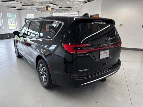 New 2027 Chrysler Pacifica Limited AWD/4WD image 5