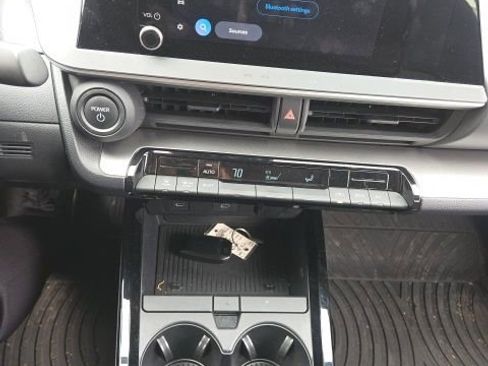Used 2025 Toyota Prius LE FWD image 5