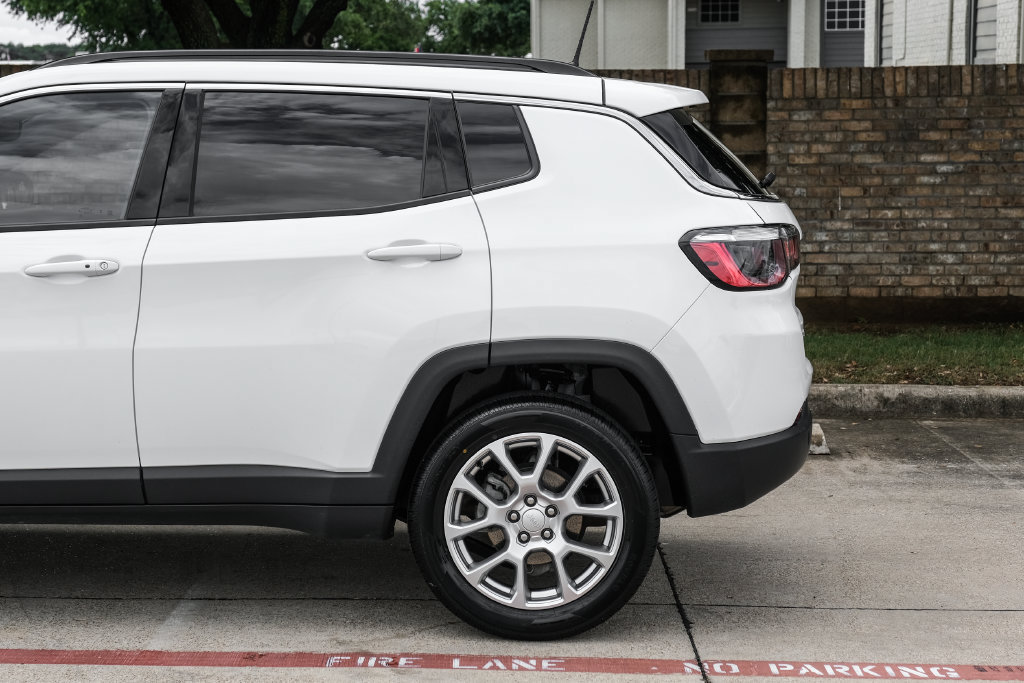 Used 2023 Jeep Compass Latitude AWD/4WD image 22