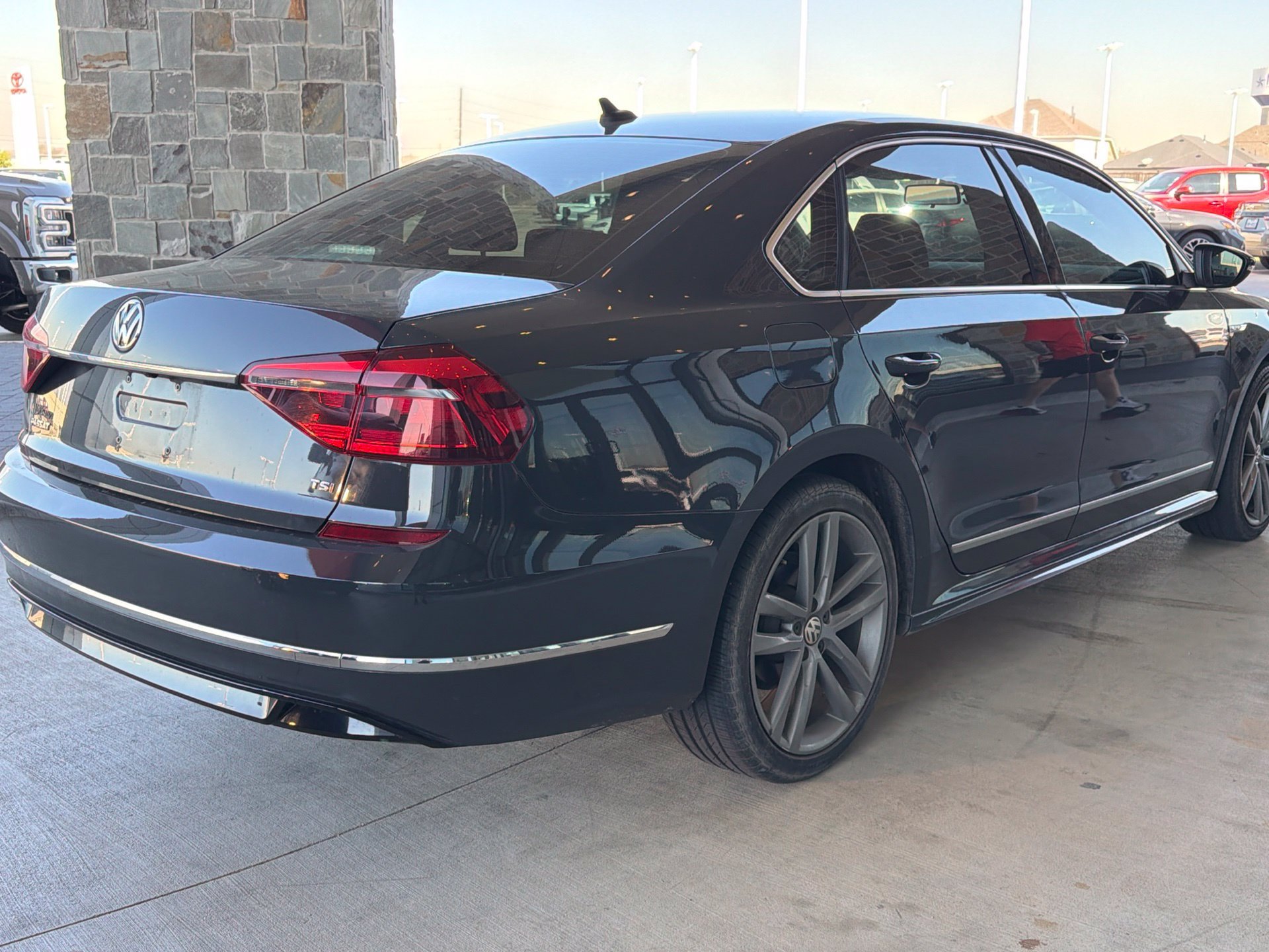 Used 2017 Volkswagen Passat 1.8T R-Line FWD image 3