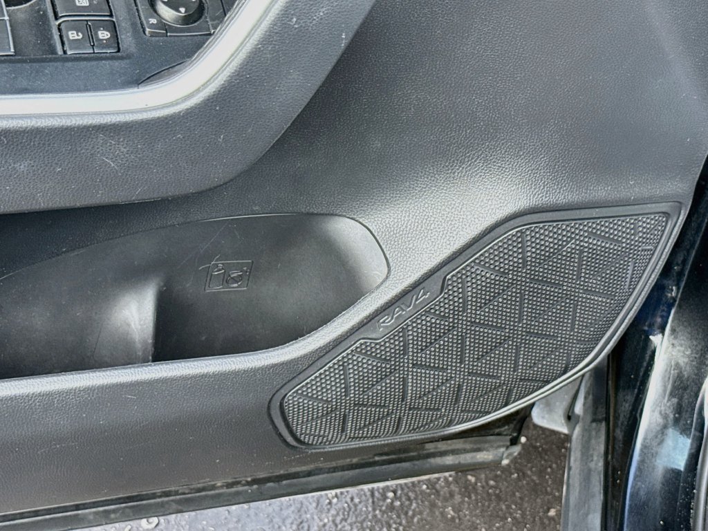 Used 2021 Toyota RAV4 XLE Premium FWD image 20