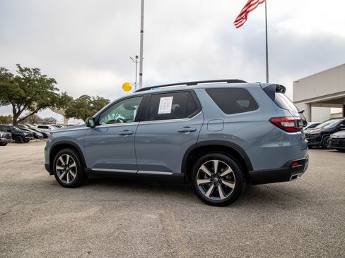 Used 2024 Honda Pilot Touring image 10