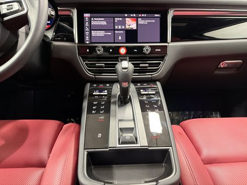 Certified 2026 Porsche Macan AWD/4WD image 19