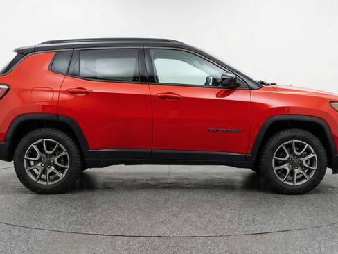 Used 2025 Jeep Compass Trailhawk AWD/4WD image 11