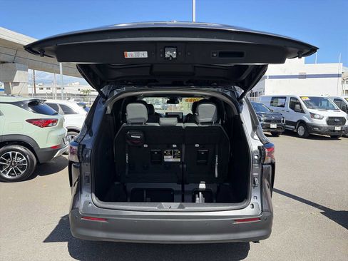 Used 2025 Toyota Sienna XLE image 21