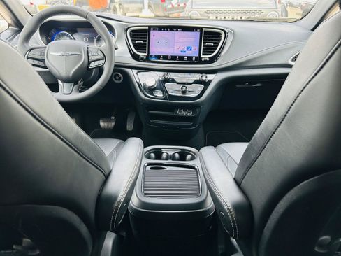 Used 2023 Chrysler Pacifica Touring-L w/ S Appearance Package FWD image 24