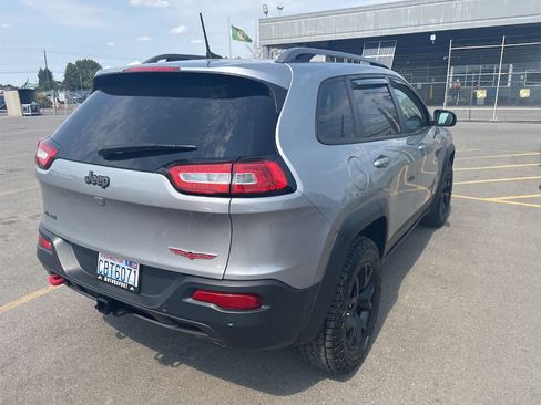 Used 2016 Jeep Cherokee Trailhawk w/ Comfort/Convenience Group AWD/4WD image 2