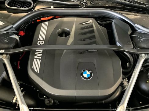 Used 2025 BMW 750e xDrive w/ Premium Package image 17