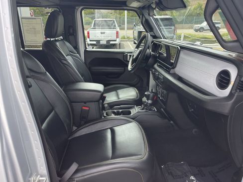 Used 2024 Jeep Gladiator Sport AWD/4WD image 16